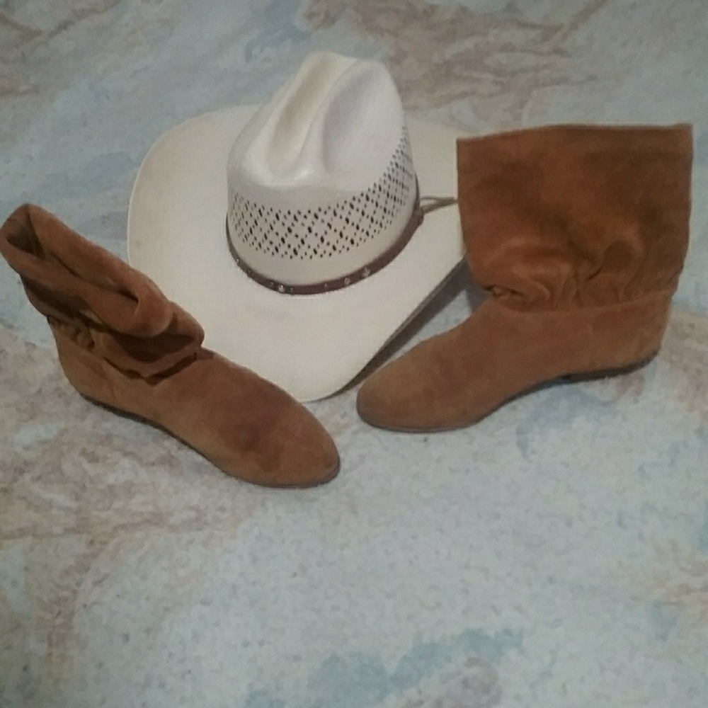🦋 Suede Ankle Boots